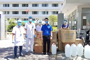 Các cầu thủ tuyển Việt Nam ủng hộ 300 triệu đồng cho Đà Nẵng