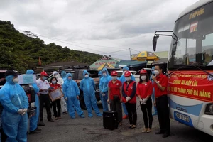 Hội chữ thập đỏ Hà Nội trao quà cho Đà Nẵng trên đèo Hải Vân