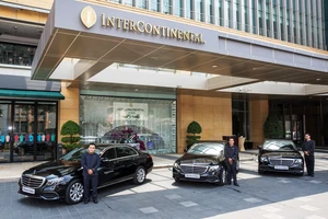 Bàn giao năm xe E-Class cho InterContinental Saigon