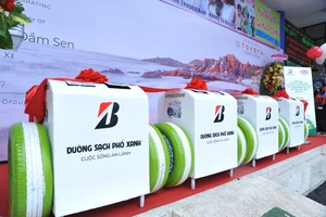 Bridgestone trao tặng thùng rác thông minh cho Đầm Sen