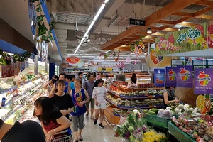 Khách hàng mua sắm đầu năm được lì xì