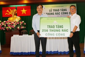 Tặng 256 thùng rác bảo vệ môi trường cho quận 7