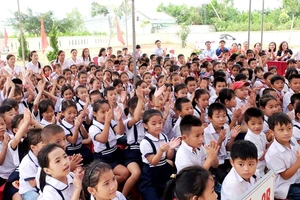 Chubb Life Việt Nam trao tặng thiết bị dạy và học cho 6 tỉnh