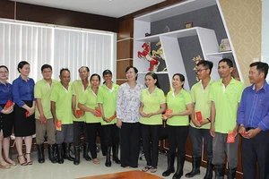 Lãnh đạo TP.HCM chúc tết, lì xì công nhân bãi rác Đa Phước