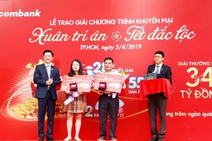 Sacombank trao 1 kg vàng cho khách hàng may mắn
