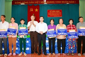 Quỹ Lawrence S. Ting tặng 12 nhà tình thương cho người nghèo