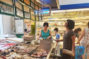 Phụ nữ 'hiến kế' chống rác thải nhựa