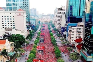 Đến phố đi bộ Nguyễn Huệ tiếp lửa cho đội tuyển quốc gia