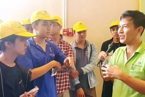 Gần 30 sinh viên môi trường tham quan bãi rác Đa Phước