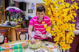 Khánh Phương tặng 200 phần quà cho người thân, bạn bè dịp tết