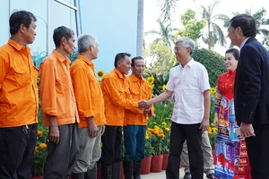 Lãnh đạo TP.HCM chúc tết, lì xì công nhân rác Đa Phước