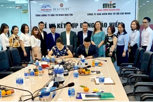 Doanh nghiệp thời trang mua bảo hiểm COVID-19 cho khách hàng