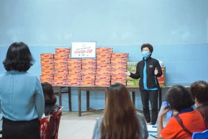 Ford tặng xe cứu thương cho BV Bệnh nhiệt đới trung ương