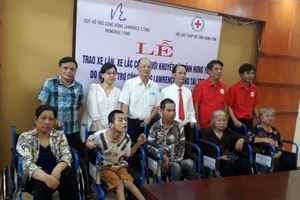 Trao tặng 250 chiếc xe lăn, xe lắc cho người khuyết tật