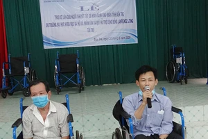 Tặng 230 chiếc xe lăn, xe lắc tình thương cho người khuyết tật