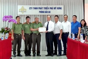 Phú Mỹ Hưng nhận giấy khen của Công an Quận 7, TP.HCM