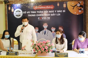 Tặng 2000 hộp bánh trung thu cho đội ngũ chống dịch COVID-19