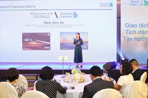 Ra mắt thẻ liên kết Vietnam Airlines và Standard Chartered