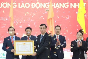 HUTECH đón nhận Huân chương Lao động hạng Nhất