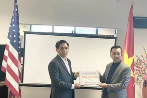 Ông David Dương tặng 120.000 USD cho đồng bào miền Trung