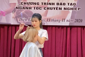 Trao 80 chứng chỉ nghề tóc cho chị em phụ nữ khó khăn