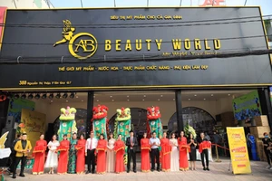 AB Beauty World: khách hàng “càn quét” mỹ phẩm xịn giá 7.000 đ