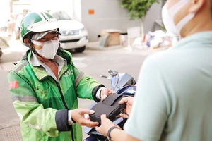 Những cuốc xe 0 đồng âm thầm của những bác tài Grab