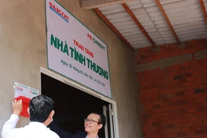 FE CREDIT trao 5 căn nhà tình thương cho Bến Tre