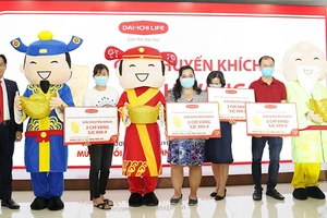 Dai-ichi Life Việt Nam trao vàng cho khách hàng trúng thưởng