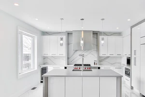 Tủ bếp Acrylic bóng gương và những ưu điểm vượt trội