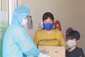 Vinamilk tặng sữa và 3.000 phần quà cho trẻ bị cách ly vùng dịch