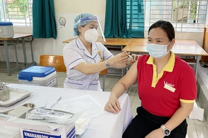 Cần nhanh chóng tiêm vaccine cho nhân viên ngành bán lẻ, sản xuất