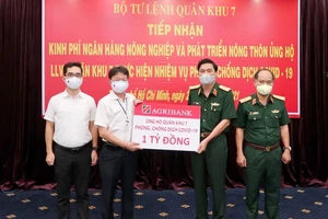 Agribank trao tặng Quân khu 7 một tỷ đồng phòng chống dịch