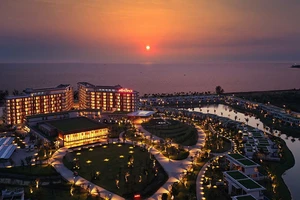 Ngắm hoàng hôn tuyệt đẹp từ 'ngôi nhà thứ 2' trên bãi Ông Lang