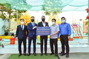 Royal London tặng sân chơi và quà tết cho học sinh ở Bình Dương