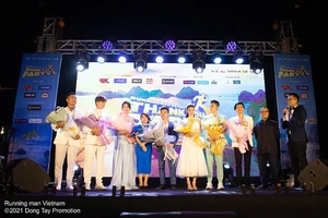 Dàn Cast Running Man Vietnam lên đồ siêu đẹp trên du thuyền tại Hạ Long 