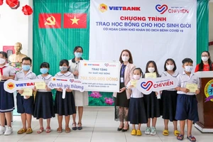Vietbank trao 761 suất học bổng cho HSSV học giỏi
