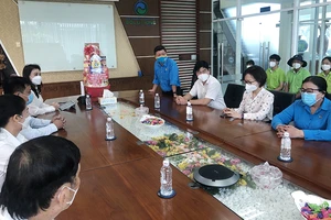 Lãnh đạo Liên đoàn Lao động TP.HCM thăm, tặng quà cho công nhân VWS