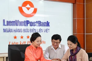 Người cao tuổi, bảo hiểm và ngân hàng cùng thúc đẩy xã hội không tiền mặt