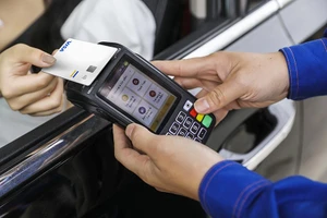 Petrolimex chấp nhận thanh toán đổ xăng dầu bằng thẻ Visa