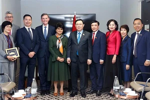 Chủ tịch Quốc hội Vương Đình Huệ gặp mặt các lãnh đạo của Prudential trong chuyến viếng thăm Vương quốc Anh