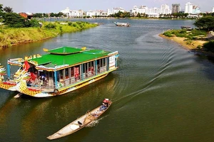 Khám phá dịch vụ ăn tối giá rẻ và nghe ca Huế trên thuyền rồng sông Hương