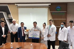 Tặng xe vận chuyển bệnh và hỗ trợ kinh phí khám, phát thuốc cho bệnh nhân nghèo TP.HCM