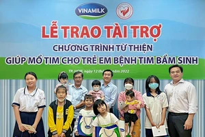 Vinamilk ủng hộ 500 triệu đồng để mổ tim cho bệnh nhi nghèo