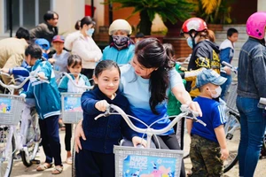 SASCO tặng quà và xe đạp cho học sinh khó khăn ở Đà Lạt trước thềm năm học mới