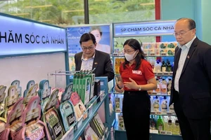 Phó Thủ tướng Singgapore thăm cửa hàng WIN của Tập đoàn Masan