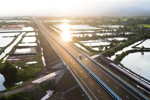 Phía sau vẻ hiện đại của cao tốc nghìn tỷ Vân Đồn – Móng Cái