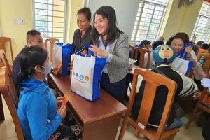 VWS tặng hàng trăm phần quà Tết cho gia đình chính sách, hộ nghèo Bình Chánh, Cần Giờ, Bến Tre