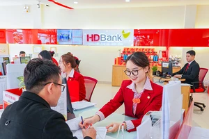 Gửi tiết kiệm HDBank, thêm một nữ khách hàng ở Hà Nội trúng 1 tỷ đồng