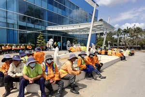 Hàng trăm công nhân môi trường ngừng việc vì bị chậm lương